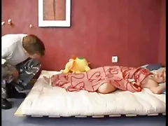 ساعد صديق الاسترخاء في الجماع فتاتين تبا الرجل الإباحية