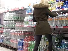 الرجل المرح في المنزل مع صديقته الإباحية المرأة مثير